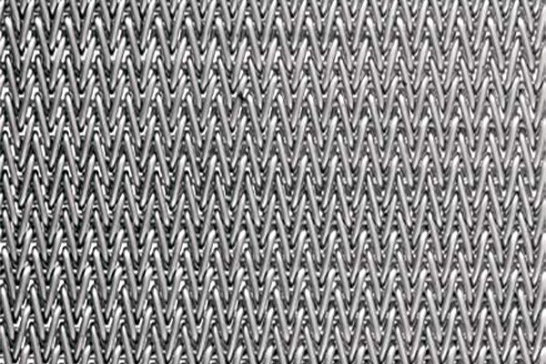 This type of belt has a very dense mesh and is used when the product to be handled is very small, with a very small bearing surfaces or when unstable.
