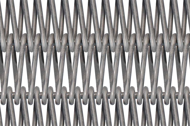 This type of belt is produced by alternating the very close right and left mesh spirals, uniting them by means of a rod, which as a result will be smooth.