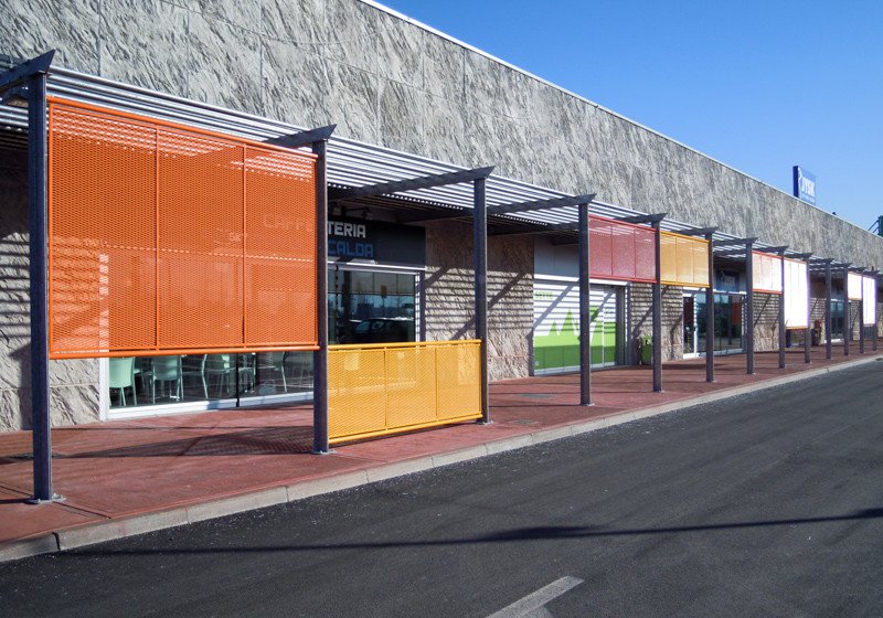 Facade and fence for shopping mall