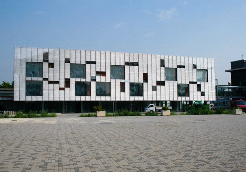 Ventilated facade for Moto dealer