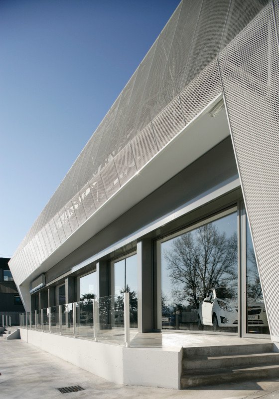 Car dealer facade cladding
