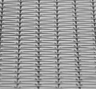 This wire cloth is quite robust thanks to the combination of a pre-crimped weft wire and a warp rope.