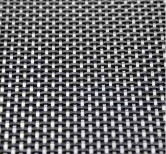 This wire cloth is quite robust thanks to the combination of a pre-crimped weft wire and a warp rope.